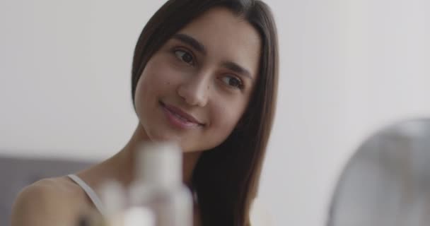 Nahaufnahme Porträt einer jungen Araberin, die ihre Haare mit Haarbürste kämmt, Spiegel im Schlafzimmer anschaut, Zeitlupe - Filmmaterial, Video