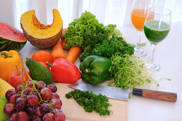 Verschiedene frische reife Früchte und Gemüse auf dem Tisch bei weißem Vorhang Hintergrund, - Foto, Bild