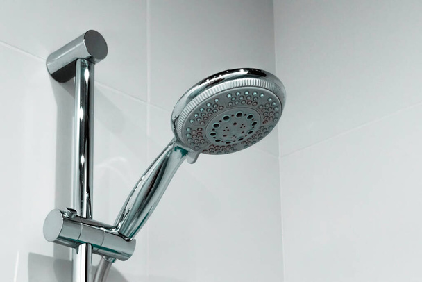 Cabeça de chuveiro com gotas de água de perto no banheiro - Foto, Imagem