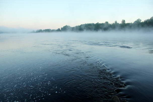 Mgła na rzece wczesnym rankiem latem - Zdjęcie, obraz