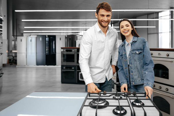 Happy smiling couple just bought new household appliances in hypermarket - Foto, Bild