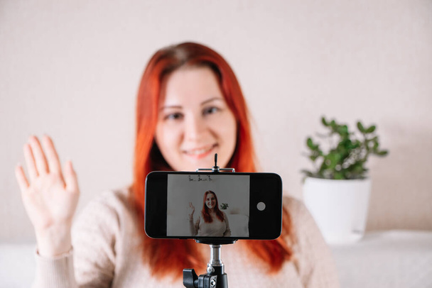 Η νεαρή blogger influencer ηχογραφεί βίντεο για το βίντεο της. Σύγχρονη επιχειρηματίας οδηγεί σε απευθείας σύνδεση ρεύμα. Κοινωνική έννοια των μέσων μαζικής ενημέρωσης, online μαθήματα. - Φωτογραφία, εικόνα