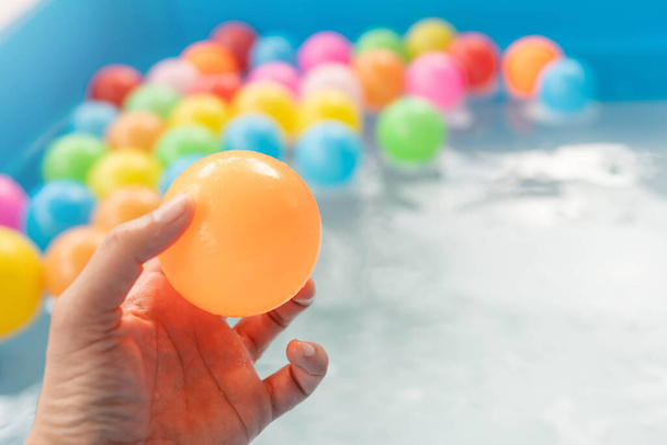 Кольорові пластикові кульки в надувному басейні для розваги
. - Фото, зображення