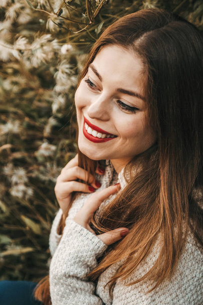 Portrét mladé šťastné ženy, usmívá se. - Fotografie, Obrázek