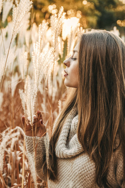 Mujer de pie en el campo en otoño. - Foto, Imagen