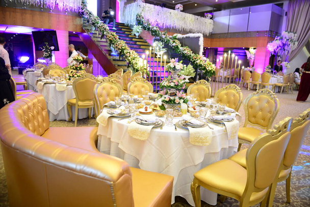 豪華な結婚式のレセプションでモロッコのテーブルの設定 - 写真・画像