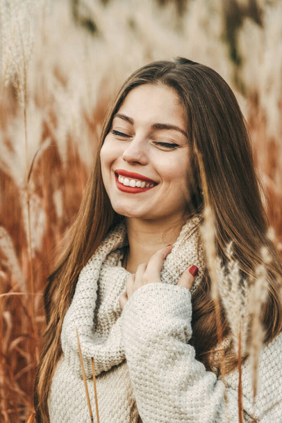 Porträt einer glücklich lächelnden Frau mit geschlossenen Augen im Herbst - Foto, Bild