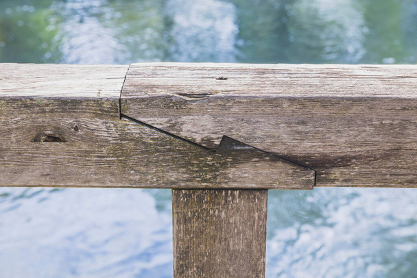 Zábradlí na dřevěném mostě pro pěší - Fotografie, Obrázek