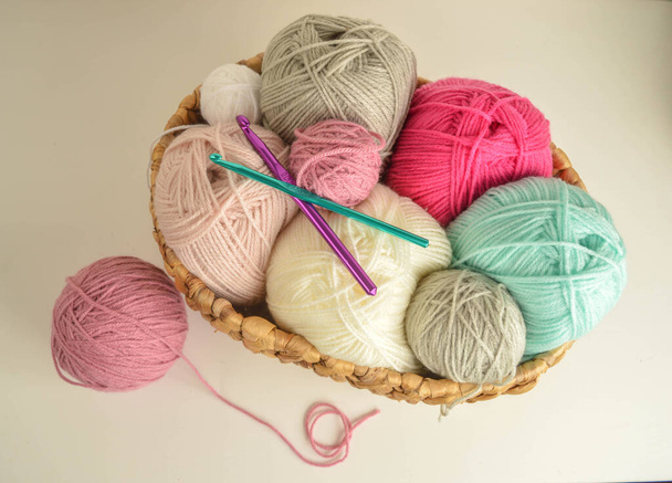 boules de laine avec crochets dans le panier pour l'artisanat - Photo, image
