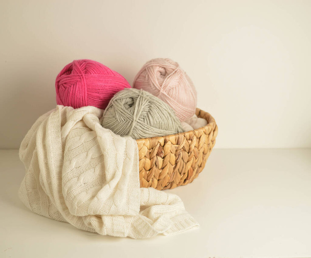bolas de lã de cor macia na cesta com cobertor de lã branco - Foto, Imagem