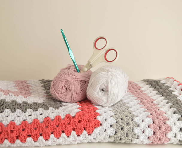 boules de laine avec couverture carré granny au crochet dans le panier et crochet crochet et ciseaux - Photo, image