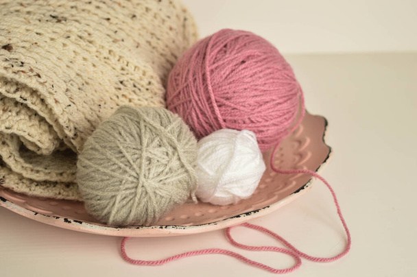 bolas de lã rosa e branco com lenço de lã - Foto, Imagem