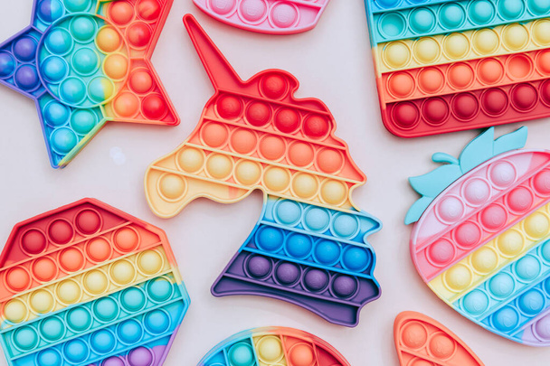 Rainbow Pop it παιχνίδια αισθητηριακών fidget φούσκα - Φωτογραφία, εικόνα