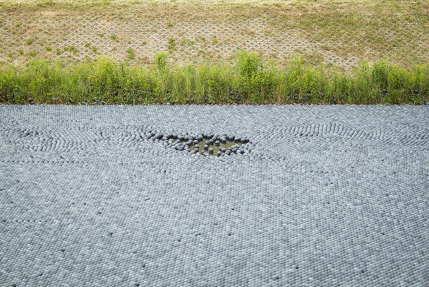 Schwarze Kunststoffkugeln zum Befüllen von Reservoirs. Schattenkugeln sind kleine Plastikkugeln, die auf der Oberfläche des Tanks schweben und verhindern, dass Wasser verdunstet - Foto, Bild
