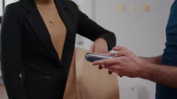 zbliżenie businesswoman płacąc zamówienie żywności z karty kredytowej za pomocą bezstykowe - Materiał filmowy, wideo