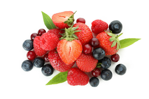 Вкусная ягодная смесь на белом фоне - Фото, изображение