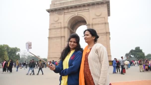 Kobiety robiące zdjęcia przed India Gate, Indie. - Materiał filmowy, wideo
