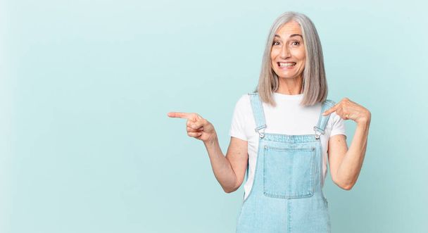 middle age white hair woman feeling happy and pointing to self with an excited and pointing to the side - Fotoğraf, Görsel