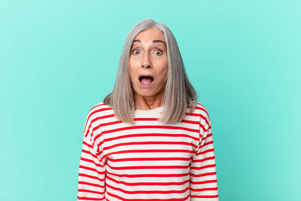 middle age white hair woman looking very shocked or surprised - Foto, immagini