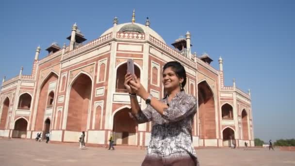 Een jong meisje in de Humayun 's Tomb. Humayun 's Tomb is een van Delhi' s beroemdste bezienswaardigheden, India - Video
