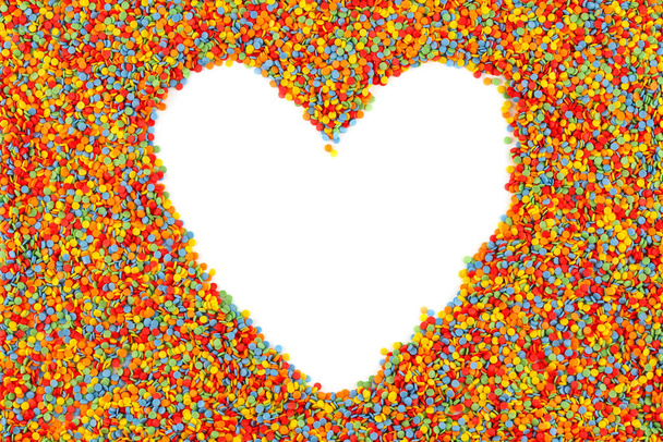 Tęczowe kolorowe kropki cukru posypać, dekoracyjny kształt serca frame mockup - Zdjęcie, obraz