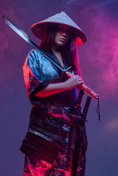 Samurai futurista mujer con katana sobre fondo colorido - Foto, imagen