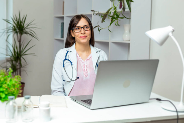 young doctor woman at desk in her office  - Foto, Imagen