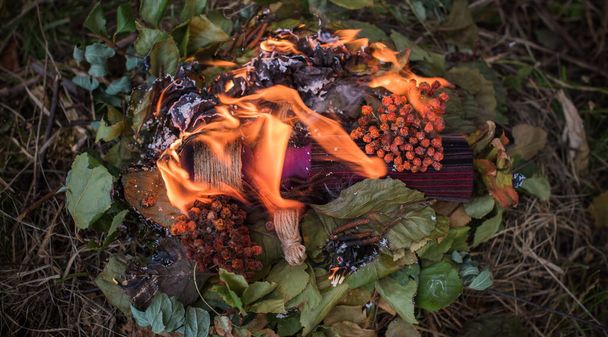 Muñeca mágica pagana en el fuego, aura de limpieza de negativo y otros programas, rituales - Foto, Imagen
