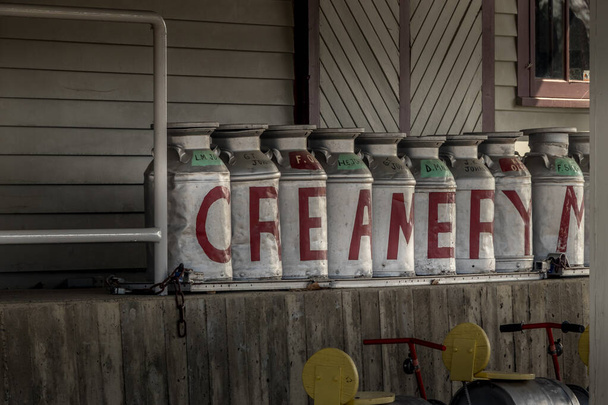 En 1901, la pequeña fábrica se volvió inadecuada y con la guía del Comisionado de Productos Lácteos, el Dr. C.P. Marcador, una nueva y más grande cremosa fue construida. En reconocimiento a su participación, la ciudad cambió su nombre a Markerville. PHS Marverville Creamery, - Foto, imagen