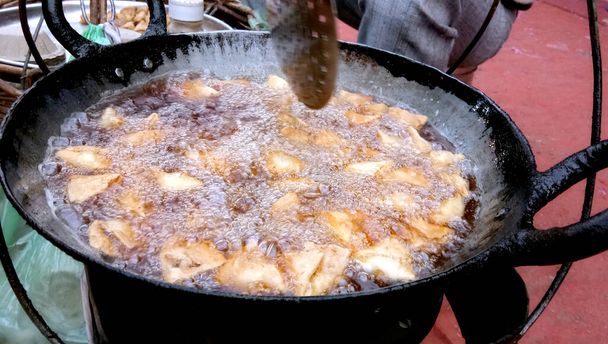 Friture collation végétarienne petit samosa.Indian nourriture de rue traditionnelle spéciale - Photo, image