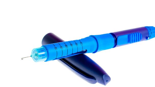 Pluma de insulina. Bolígrafo de insulina relleno con aguja sobre fondo blanco. Día de la Diabetes. - Foto, imagen