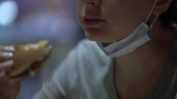 Vrouw op hard werk neemt een pauze om hamburger te eten - Video