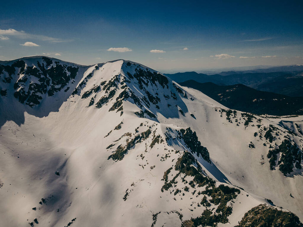 Ein Schnee bedeckte einen Berg eine Reise - Foto, Bild