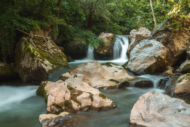 gyönyörű víz oázis tiszta víz patakok és sziklák rejtett az erdőben - Fotó, kép