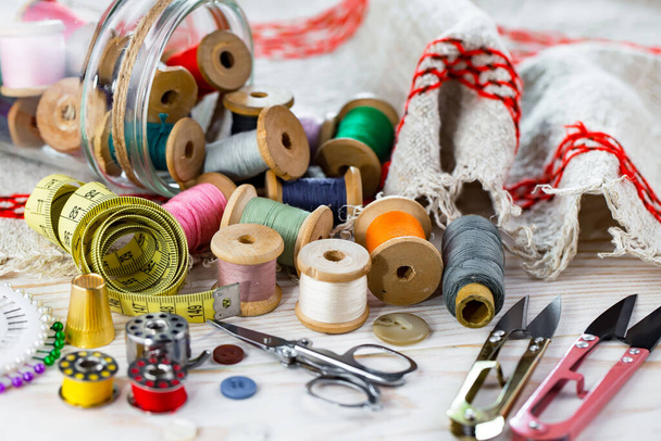Handicraft items, threads, sewing needles. - Valokuva, kuva