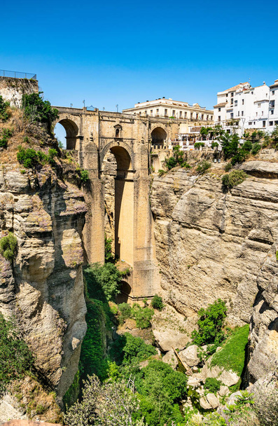 uma vista da famosa ponte que atravessa a cidade espanhola de Ronda em Andaluca, Espanha  - Foto, Imagem