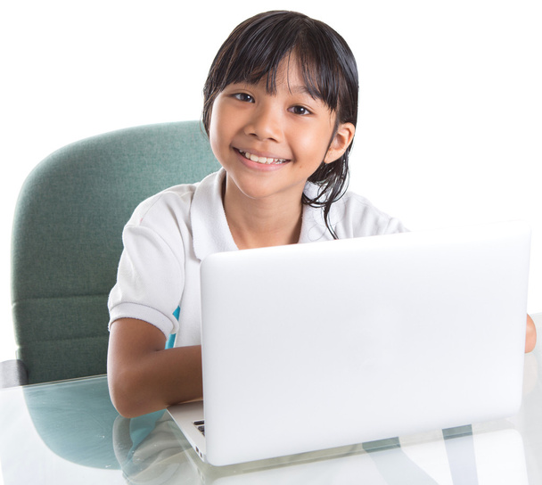 Chica de la escuela joven con el ordenador portátil
 - Foto, imagen