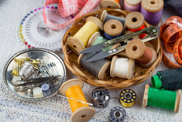 Threads, needles and sewing items. - Zdjęcie, obraz