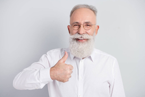 Photo of aged man happy positive smile show thumb-up like cool advert perfect advise isolated over grey color background - Foto, immagini