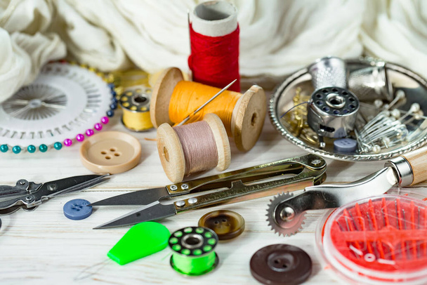 Threads, needles and sewing items. - Foto, imagen