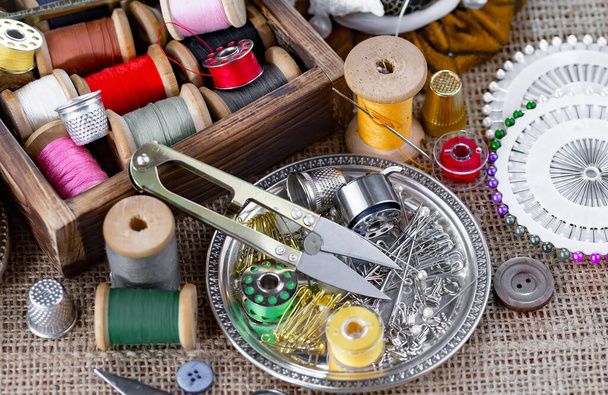 Threads, needles and sewing items. - Foto, Imagem