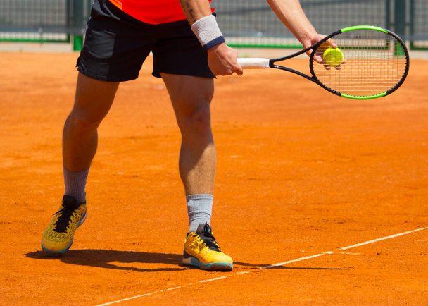 Un joueur de tennis avec une raquette à la main - Photo, image