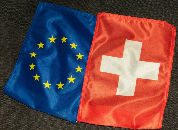 İsviçre ve Avrupa Birliği bayrağı koyu bir arkaplanda 27.5.2021 - Fotoğraf, Görsel