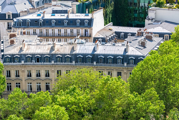 Paryż, luksusowe fasady i dachy Haussmanna w atrakcyjnej części stolicy, widok z łuku triumfalnego - Zdjęcie, obraz