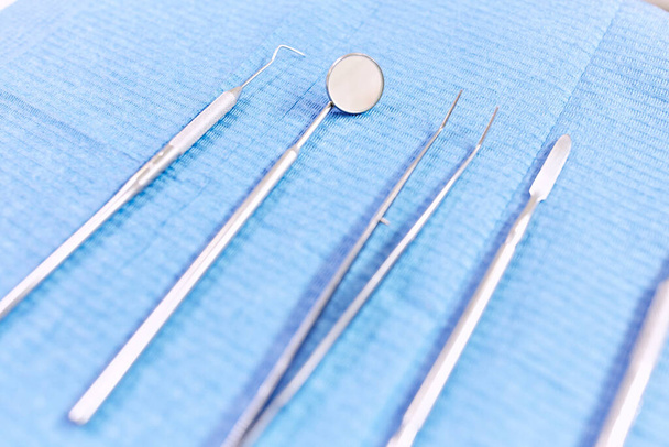 Zubařské nástroje na modrém pozadí. Sterilizace nástrojů. - Fotografie, Obrázek