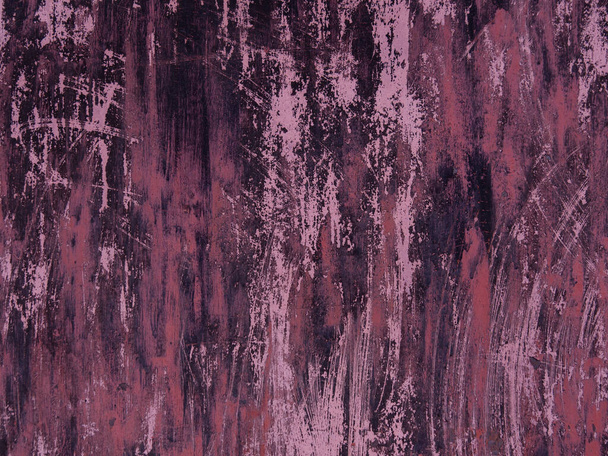 Detailní obraz železné stěny garáže. Textura oloupané růžové, černé a karmínové barvy z plechu. Pozadí abstraktních, chaotických skvrn a škrábanců různých odstínů. - Fotografie, Obrázek