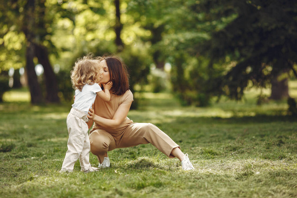 Tyylikäs äiti tyttärensä kanssa kesämetsässä - Valokuva, kuva