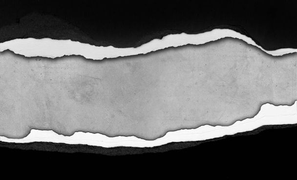 Gri arkaplan üzerinde yırtılmış kağıt, kopyalamak için boşluk - Fotoğraf, Görsel