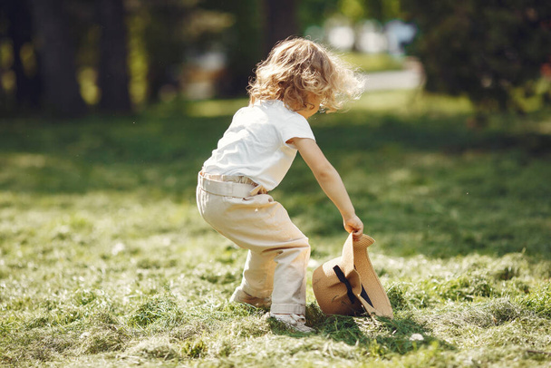 Cute little girl playing in a summer park - Foto, imagen