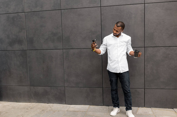 jovem afro-americano homem com copos - Foto, Imagem